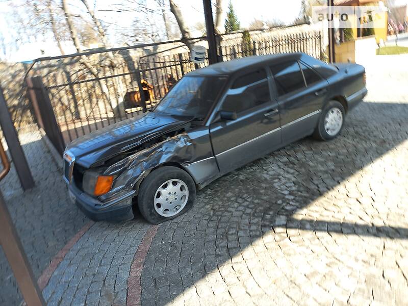 Седан Mercedes-Benz E-Class 1989 в Новоселице