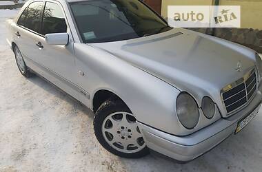 Седан Mercedes-Benz E-Class 1995 в Вижнице