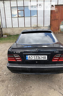 Седан Mercedes-Benz E-Class 2000 в Воловце