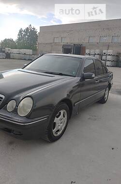Седан Mercedes-Benz E-Class 2001 в 
