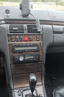 Седан Mercedes-Benz E-Class 2001 в 