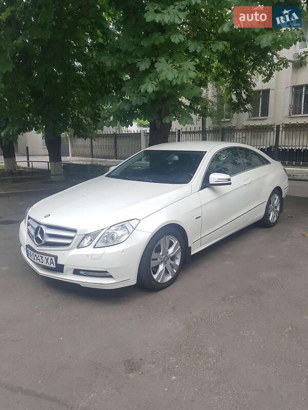 Купе Mercedes-Benz E-Class 2011 в Киеве