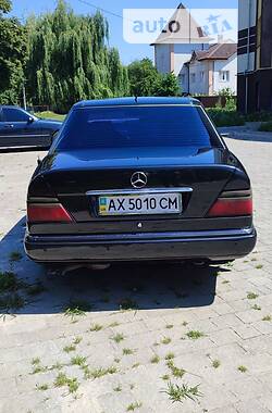 Седан Mercedes-Benz E-Class 1992 в Харкові