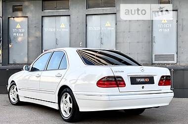 Седан Mercedes-Benz E-Class 2000 в 