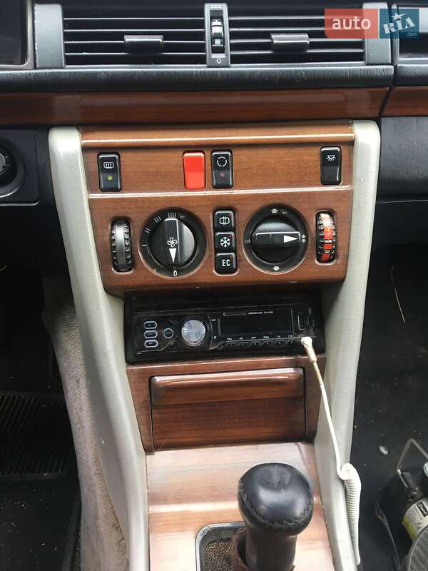 Седан Mercedes-Benz E-Class 1987 в Заставной