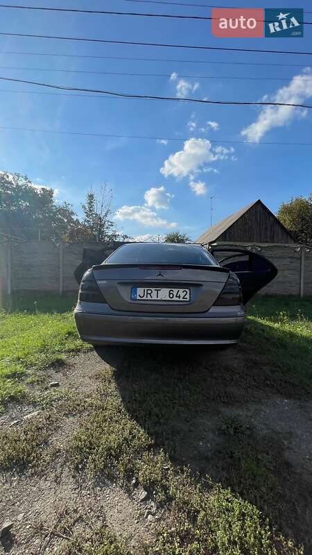 Седан Mercedes-Benz E-Class 2004 в Днепре