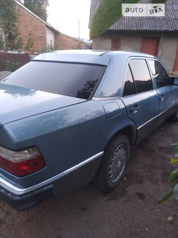Седан Mercedes-Benz E-Class 1986 в Львове