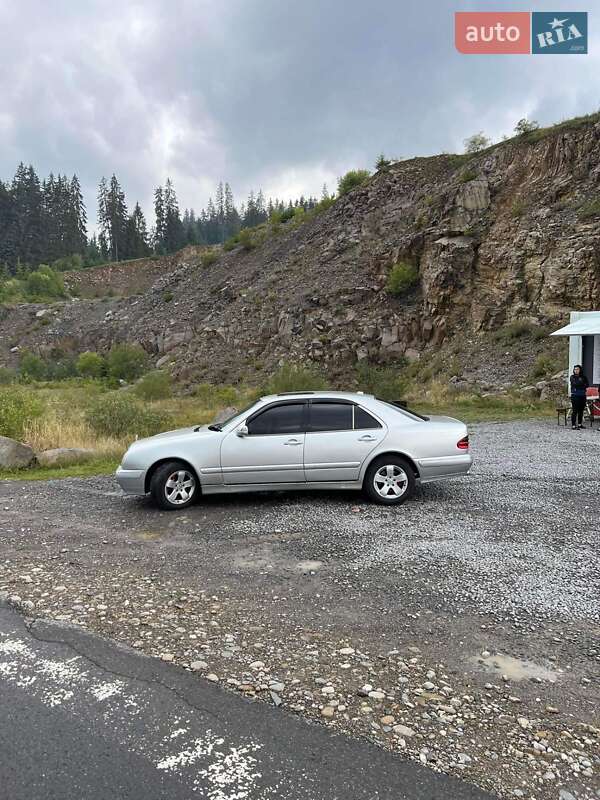 Седан Mercedes-Benz E-Class 2000 в Черновцах