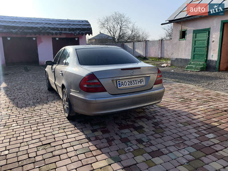 Седан Mercedes-Benz E-Class 2003 в Хусте