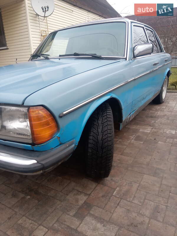 Седан Mercedes-Benz E-Class 1982 в Ратным