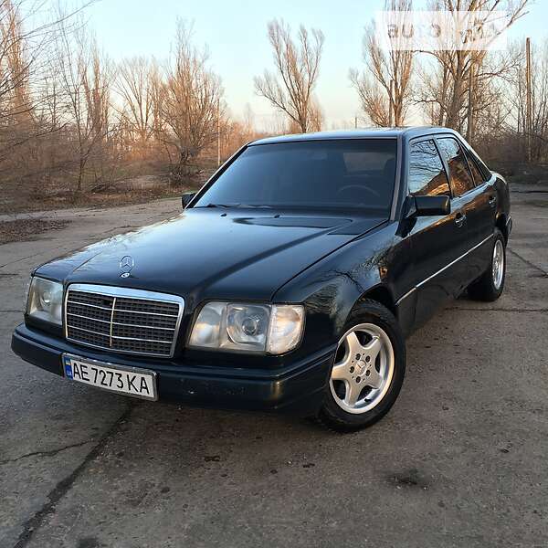 Седан Mercedes-Benz E-Class 1986 в 
