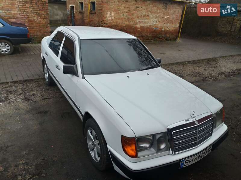 Седан Mercedes-Benz E-Class 1986 в Раздельной