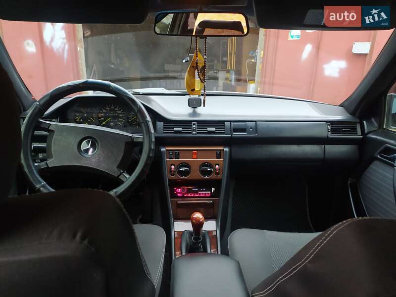 Седан Mercedes-Benz E-Class 1986 в Раздельной