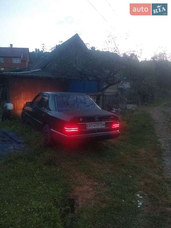 Седан Mercedes-Benz E-Class 1988 в Хусті