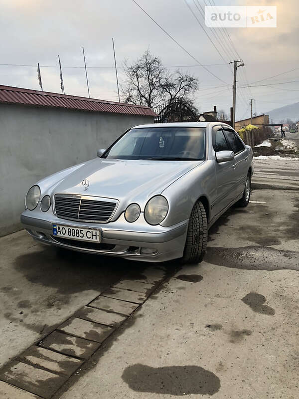 Седан Mercedes-Benz E-Class 2002 в Рахові