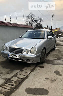 Седан Mercedes-Benz E-Class 2002 в Рахові