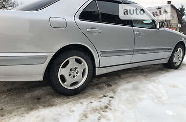 Седан Mercedes-Benz E-Class 2002 в Рахові