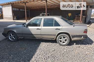 Седан Mercedes-Benz E-Class 1987 в Іршаві