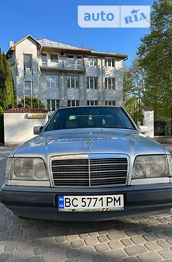 Седан Mercedes-Benz E-Class 1994 в Львове