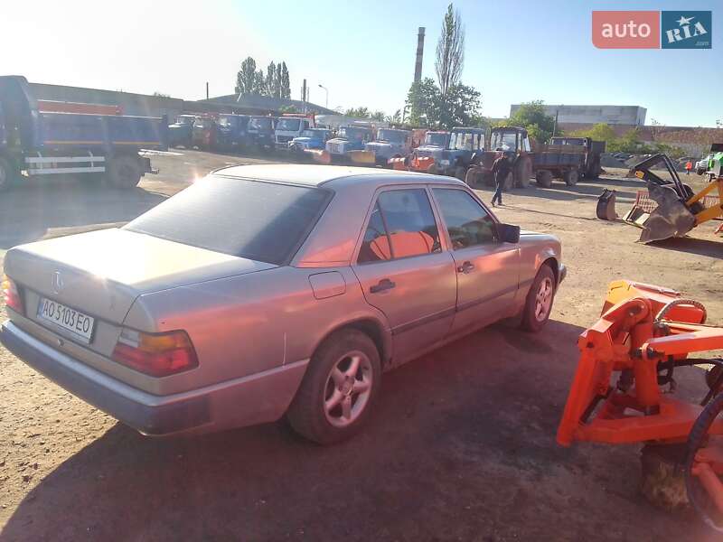 Седан Mercedes-Benz E-Class 1987 в Ужгороде