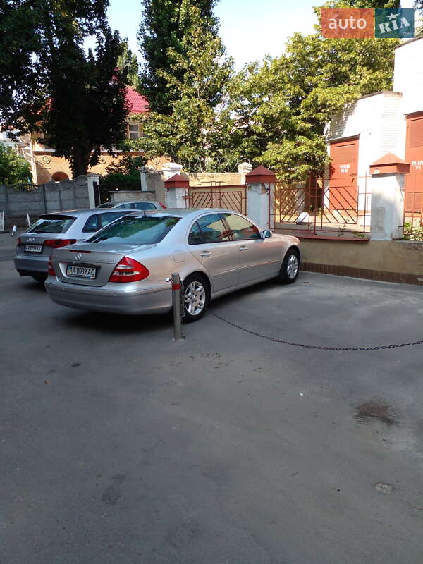 Седан Mercedes-Benz E-Class 2004 в Києві