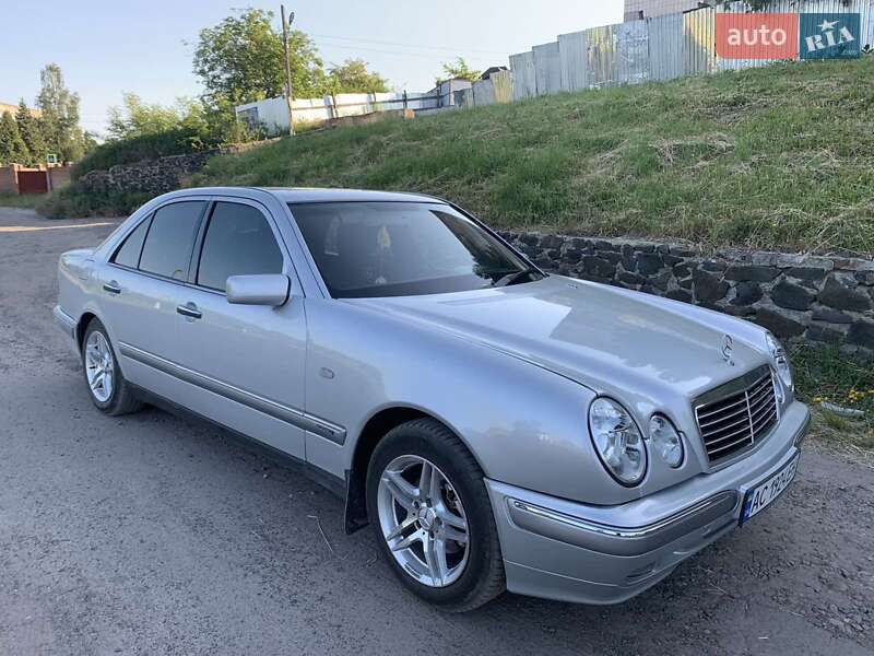 Седан Mercedes-Benz E-Class 1999 в Володимирі