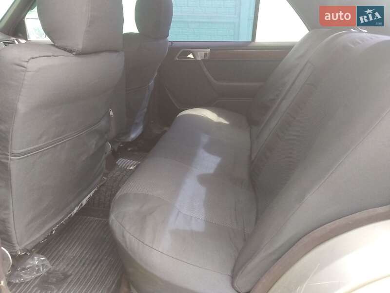 Седан Mercedes-Benz E-Class 1991 в Киеве