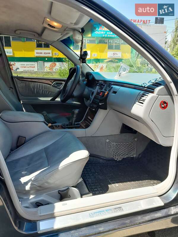 Седан Mercedes-Benz E-Class 2000 в Кривому Розі