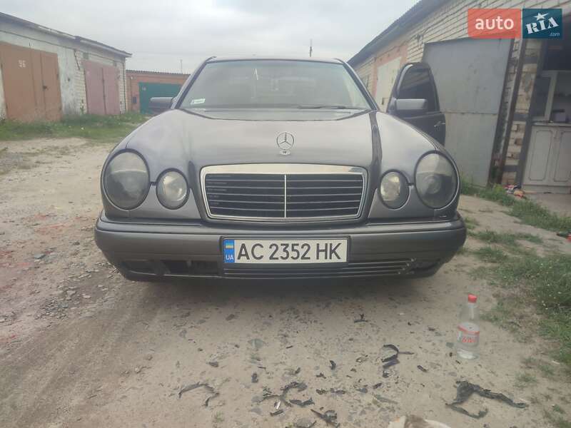 Седан Mercedes-Benz E-Class 1995 в Владимире