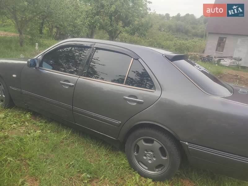 Седан Mercedes-Benz E-Class 1995 в Владимире