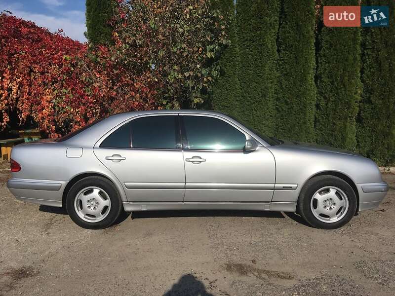 Седан Mercedes-Benz E-Class 2000 в Владимире