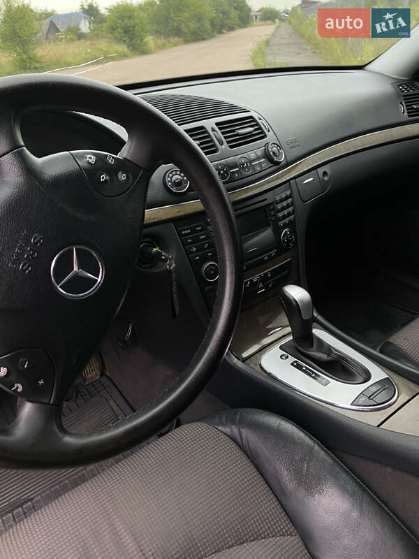 Седан Mercedes-Benz E-Class 2002 в Долині