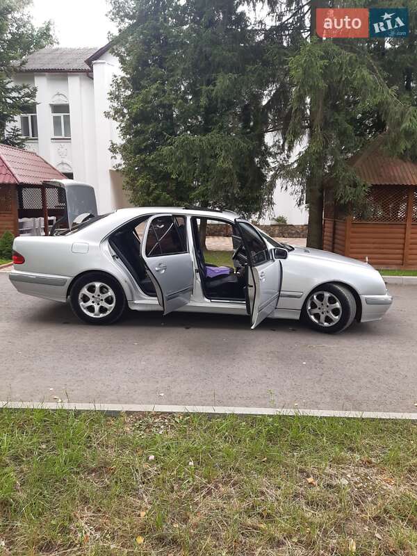 Седан Mercedes-Benz E-Class 2001 в Самборе