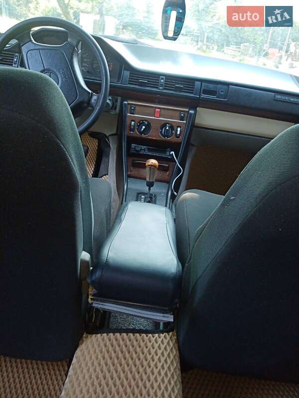 Седан Mercedes-Benz E-Class 1986 в Самборі