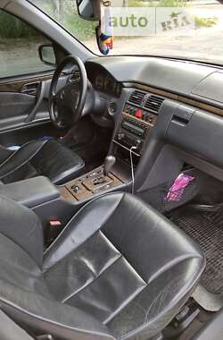 Седан Mercedes-Benz E-Class 2000 в 