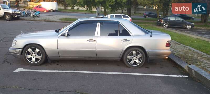 Седан Mercedes-Benz E-Class 1994 в Львові
