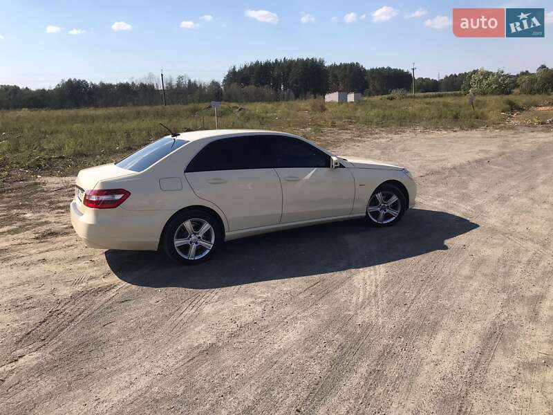 Седан Mercedes-Benz E-Class 2012 в Пулинах