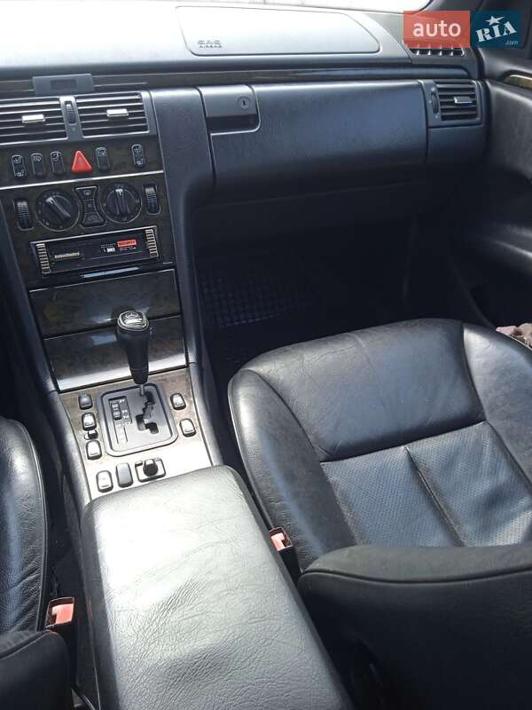 Седан Mercedes-Benz E-Class 1997 в Чернівцях