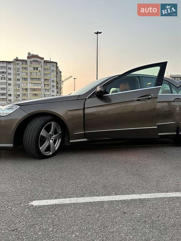 Седан Mercedes-Benz E-Class 2013 в Івано-Франківську