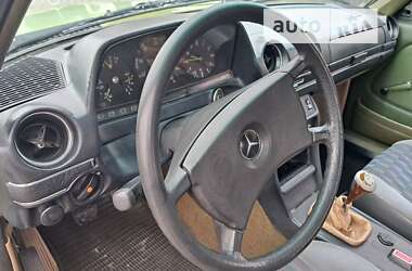 Седан Mercedes-Benz E-Class 1980 в 