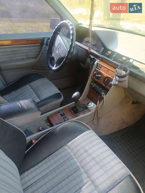 Седан Mercedes-Benz E-Class 1992 в Кам'янському