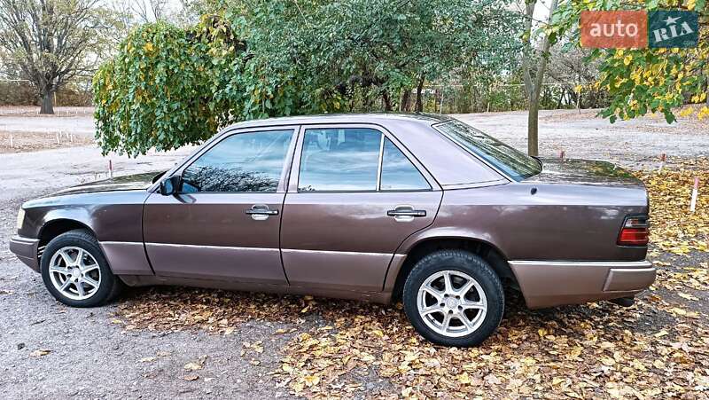 Седан Mercedes-Benz E-Class 1992 в Одессе