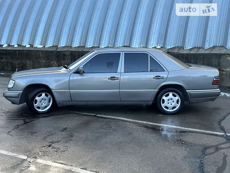 Седан Mercedes-Benz E-Class 1995 в Петропавловской Борщаговке