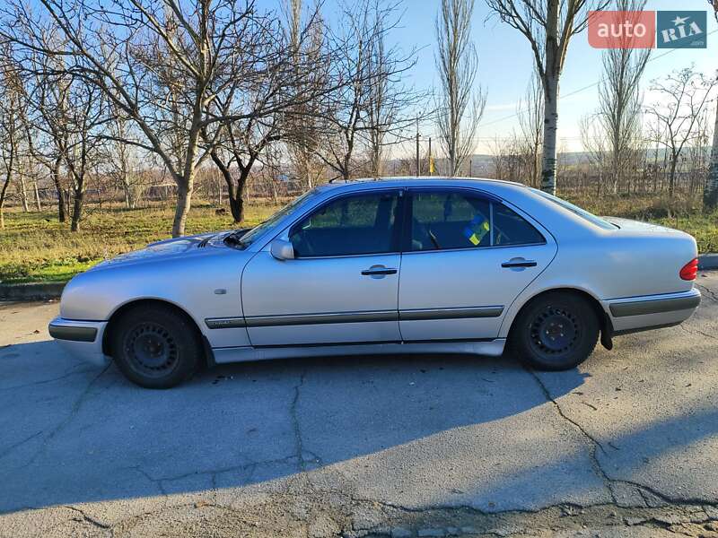Седан Mercedes-Benz E-Class 1995 в Запоріжжі