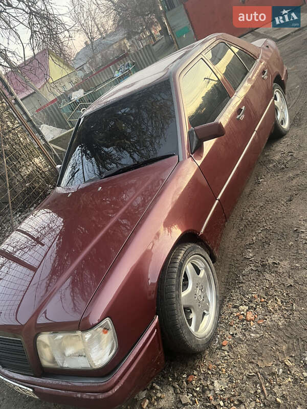 Седан Mercedes-Benz E-Class 1986 в Новом Буге