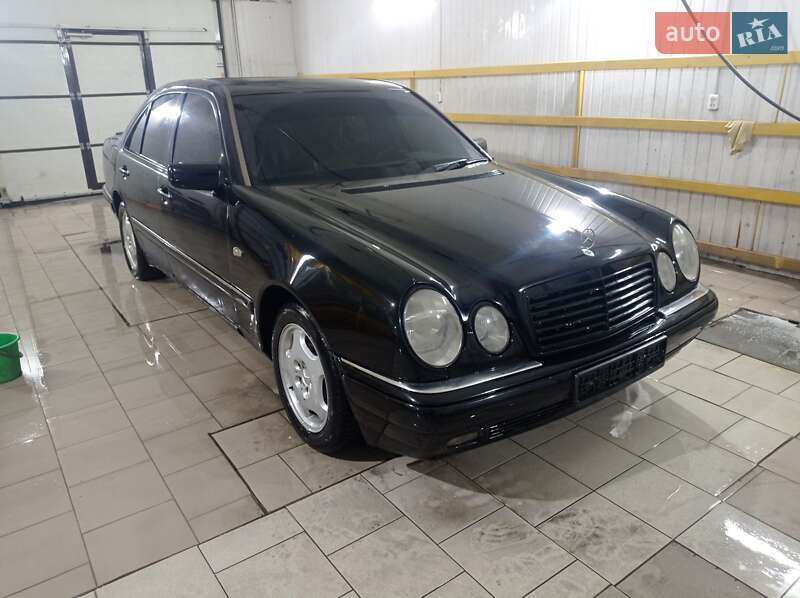 Седан Mercedes-Benz E-Class 1996 в Першотравенську