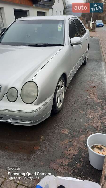 Седан Mercedes-Benz E-Class 1999 в Черновцах