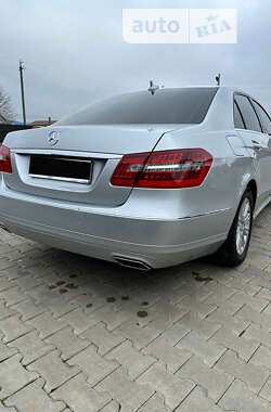 Седан Mercedes-Benz E-Class 2011 в Новоселиці