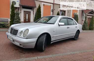 Седан Mercedes-Benz E-Class 1998 в Стрию