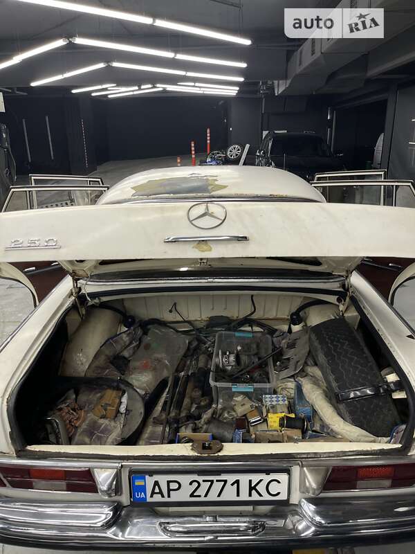 Седан Mercedes-Benz E-Class 1970 в Дніпрі